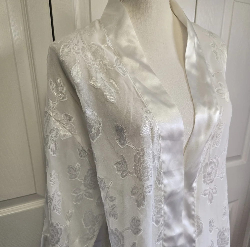 Vintage 1990s Y2k Dominique Simone Elegant White Floral Kimono Robe
